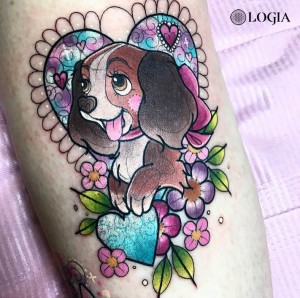 Tatuaje perro en el brazo Hannah Mai